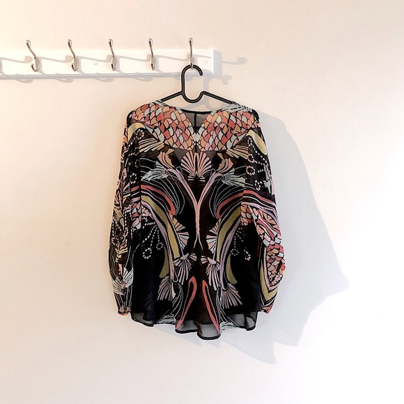 Beautiful patterned semi-sheer top - Picture 3 of 3